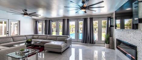 House, Multiple Beds, Pool Access, Pool View (5705 Ocean Drive) | Living area