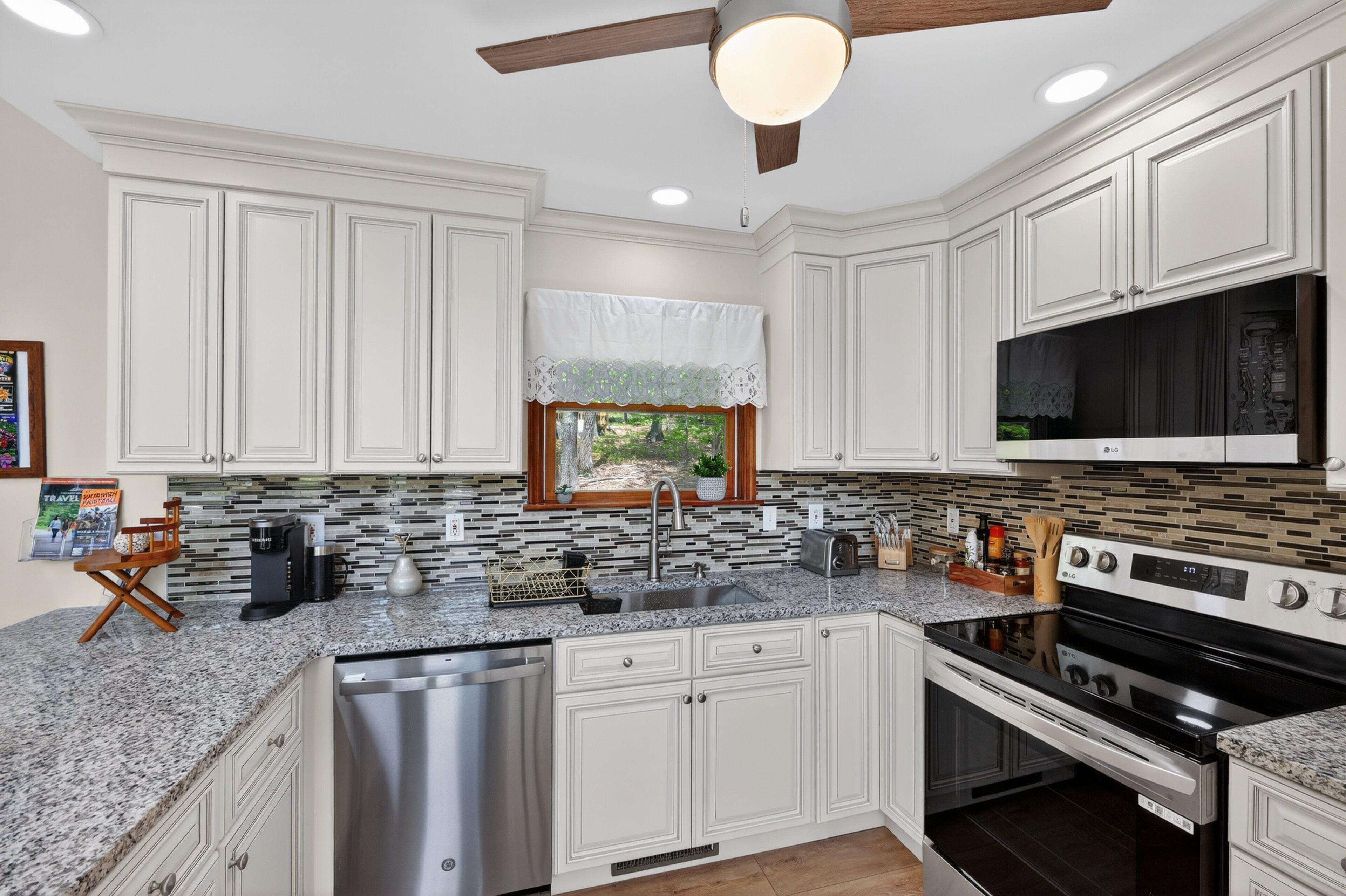 House, 3 Bedrooms | Private kitchen | Fridge, oven, coffee/tea maker, toaster
