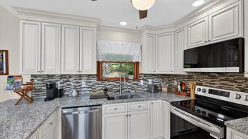House, 3 Bedrooms | Private kitchen | Fridge, oven, coffee/tea maker, toaster