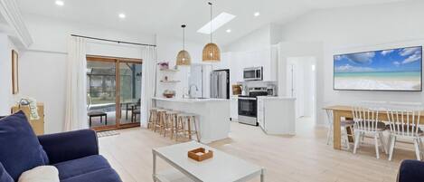 Maison, 3 chambres | Coin séjour | TV connectée