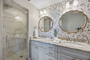 Apartment, 2 Schlafzimmer | Badezimmer | Handtücher, Shampoo