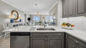 Condo, 2 phòng ngủ | Bếp riêng