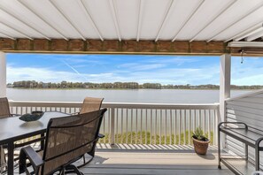 Outdoor dining - Salt Grass Cove Condo in Ocean View (Ocean View)