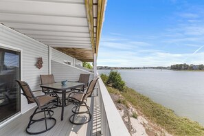 Outdoor dining - Salt Grass Cove Condo in Ocean View (Ocean View)