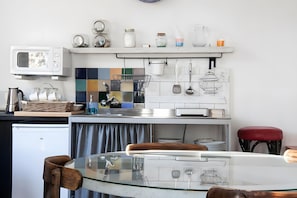 Refrigerador, microondas, placa de cocina, lavavajillas