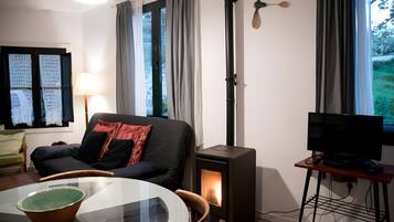 Una televisión, una chimenea