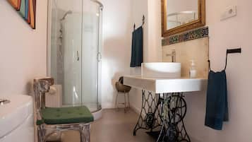 Een douche, een haardroger, handdoeken