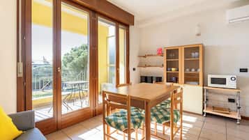 Studio, Balkon | Wohnbereich