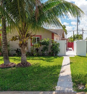 Property grounds - Cozy studio in amazing Lauderhill with refreshing AC (Lauderhill)
