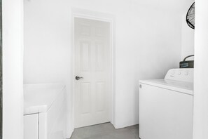 Interior - Cozy studio in amazing Lauderhill with refreshing AC (Lauderhill)