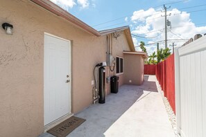 Property grounds - Cozy studio in amazing Lauderhill with refreshing AC (Lauderhill)