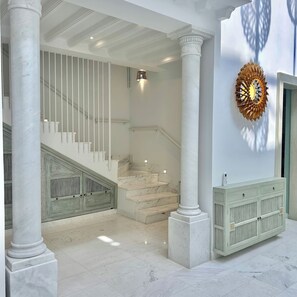 A marble staircase with a railing, white columns, and a decorative wall piece. - Villa Verde Sidi Bou Said (Sidi Bou Said)