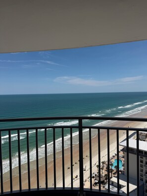 A balcony with a view of the ocean, beach, and a pool area. - Blue Horizon 2/2 Oceanfront AMAZING views, Pool, Hot tub, 27SE (Daytona Beach)