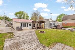 Exterior - Round Lake Cozy Getaway 3-bedroom cottage Sleeps 6 with optional Pontoon Boat (Manitou Beach-Devils Lake)