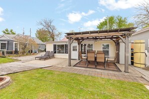 Outdoor dining - Round Lake Cozy Getaway 3-bedroom cottage Sleeps 6 with optional Pontoon Boat (Manitou Beach-Devils Lake)