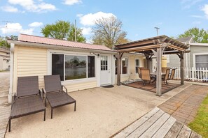 Outdoor dining - Round Lake Cozy Getaway 3-bedroom cottage Sleeps 6 with optional Pontoon Boat (Manitou Beach-Devils Lake)