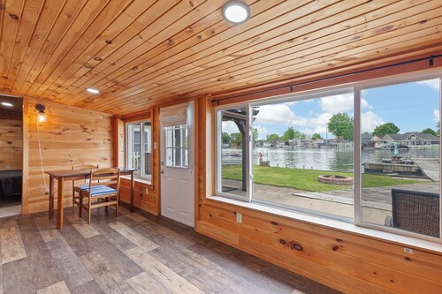 Round Lake Cozy Getaway 3-bedroom cottage Sleeps 6 with optional Pontoon Boat