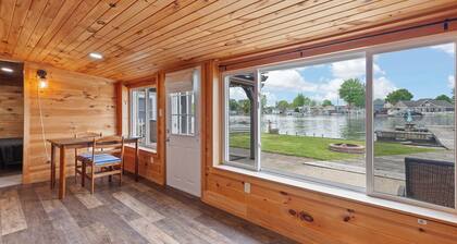 Round Lake Cozy Getaway 3-bedroom cottage Sleeps 6 with optional Pontoon Boat