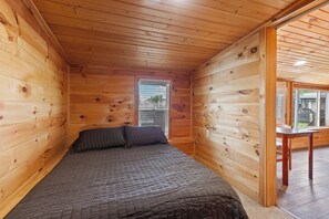 3 bedrooms, free WiFi, bed sheets - Round Lake Cozy Getaway 3-bedroom cottage Sleeps 6 with optional Pontoon Boat (Manitou Beach-Devils Lake)