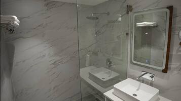 Deluxe Double Room, Balcony, Hill View | Bathroom
