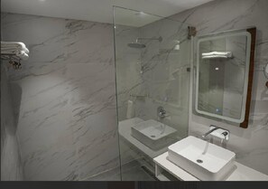 Habitación Deluxe doble, balcón, vistas a la colina | Baño