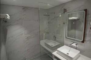 华丽双人房, 阳台, 山景 | 浴室 | 按摩浴缸、免费洗浴用品、浴袍、毛巾
