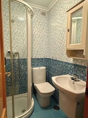 Bruser, hårtørrer, bidet, håndklæder