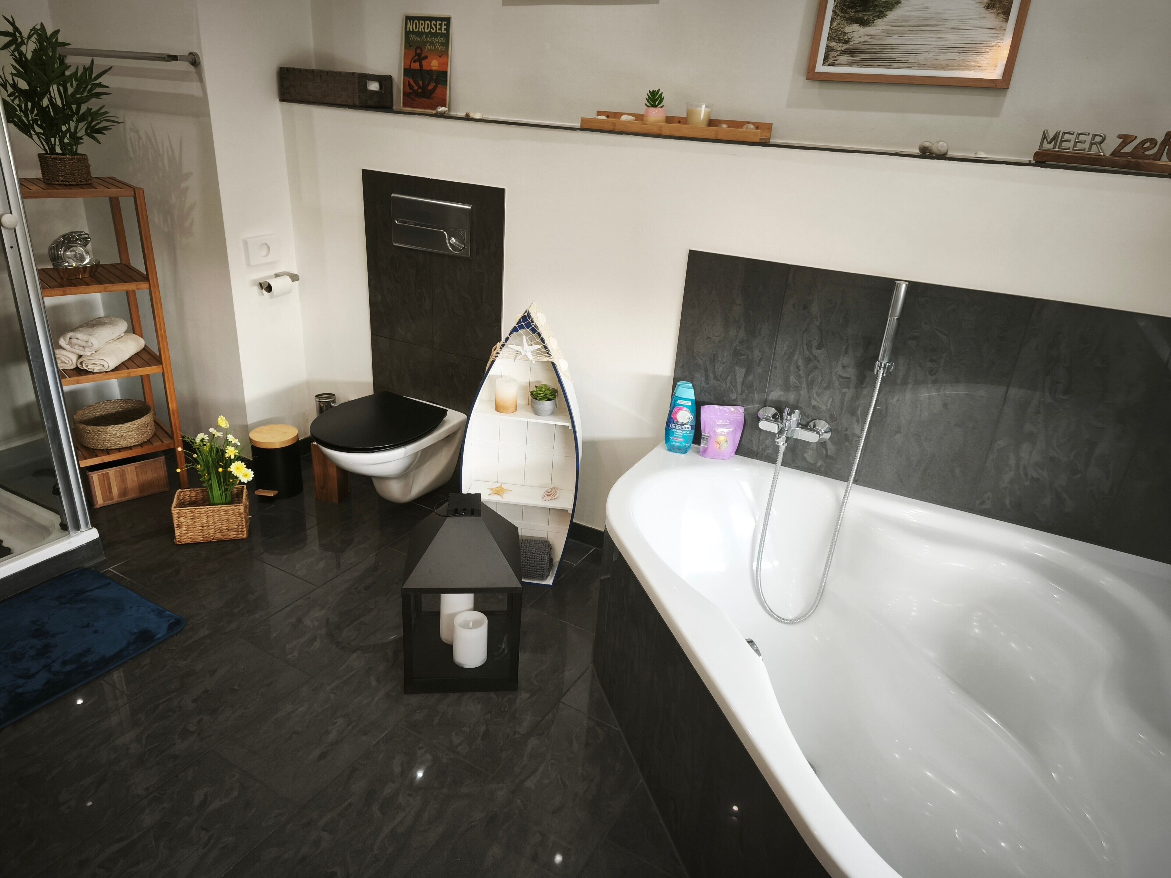 Een douche, een haardroger, handdoeken