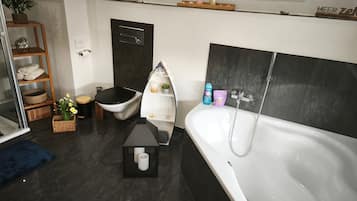 Een douche, een haardroger, handdoeken