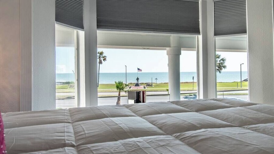 Sleep 29 - Oceanfront Retreat 2 Homes for 29-guests!