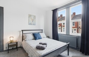 House, Smoking - Stylish 3BR Gateshead Home Free Parking Sleeps 6 (Gateshead)