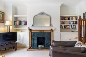 Living area - Elegant 2-bedroom flat in Mayfair near Hyde Park & Oxford Street with Free Wi-Fi (London)