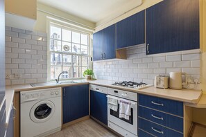 Private kitchen - Elegant 2-bedroom flat in Mayfair near Hyde Park & Oxford Street with Free Wi-Fi (London)