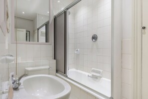 Bathroom - Elegant 2-bedroom flat in Mayfair near Hyde Park & Oxford Street with Free Wi-Fi (London)
