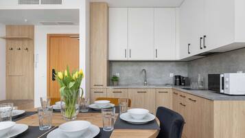 Fridge, microwave, stovetop, dishwasher