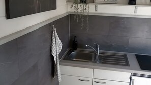 Frigorifero, piano cottura, macchina per tè/caffè, bollitore elettrico