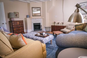 Living area - Challens Yarde is a large double fronted cottage, providing spacious, bright, and airy accommodation (Midhurst)