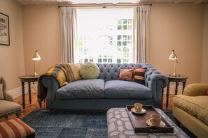 Living area - Challens Yarde is a large double fronted cottage, providing spacious, bright, and airy accommodation (Midhurst)