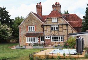 Terrace/patio - Challens Yarde is a large double fronted cottage, providing spacious, bright, and airy accommodation (Midhurst)