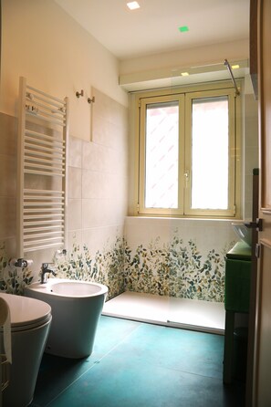 Kamar Double Deluks | Kamar mandi | Shower, pengering rambut, sandal, dan handuk