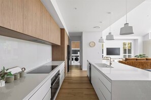 Refrigerador, microondas, horno, placa de cocina