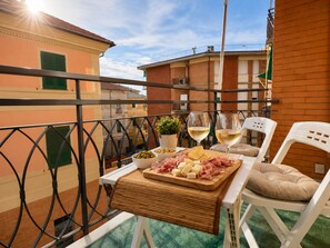 Outdoor dining - 1-Bedroom Apt 30m from Sea | AC | Terrace | Bike Friendly + Box (Finale Ligure)