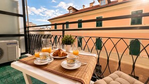 Outdoor dining - 1-Bedroom Apt 30m from Sea | AC | Terrace | Bike Friendly + Box (Finale Ligure)