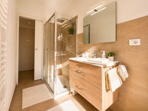 Shower, hair dryer, bidet, towels - 1-Bedroom Apt 30m from Sea | AC | Terrace | Bike Friendly + Box (Finale Ligure)