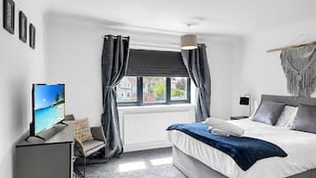 4 bedrooms, iron/ironing board, WiFi, bed sheets