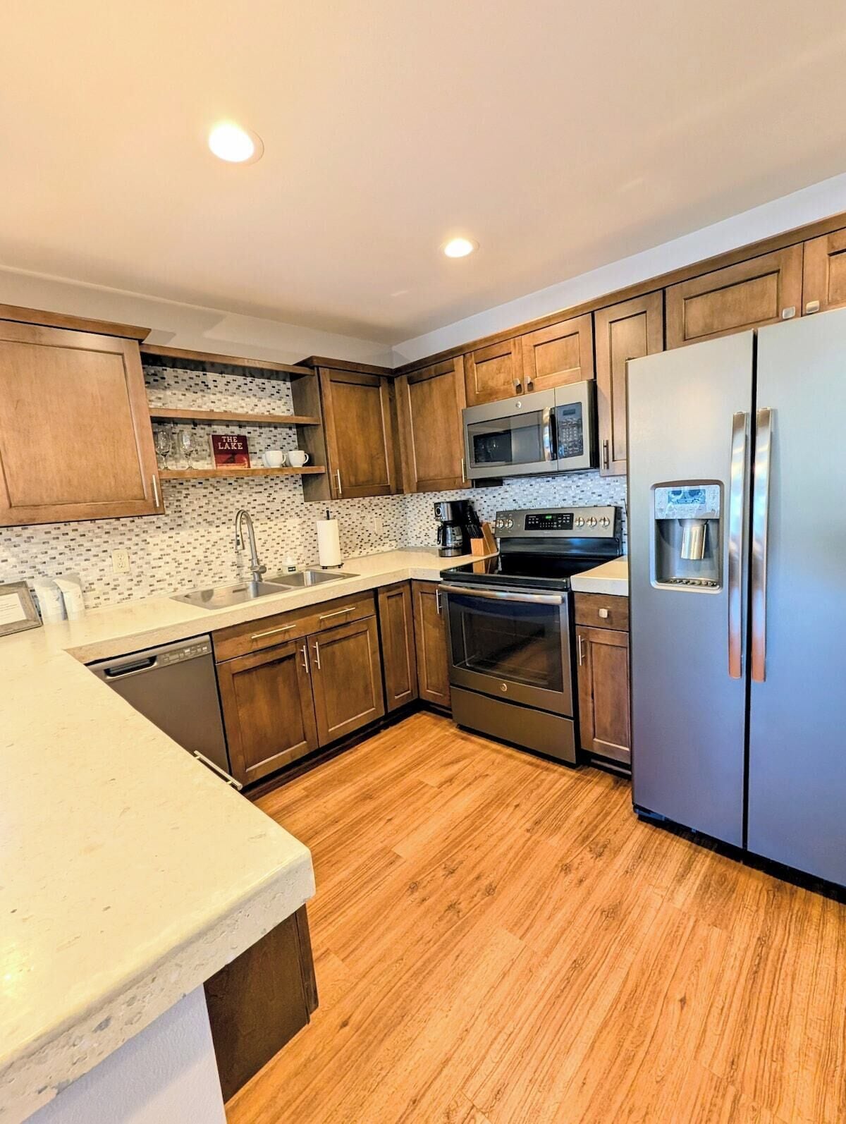 Coffee/tea maker, fridge, microwave, oven