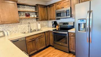 Coffee/tea maker, fridge, microwave, oven