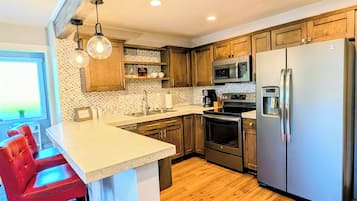 Coffee/tea maker, fridge, microwave, oven