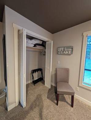 Interior - Lakeside Park Retreat, Patio, Grill, Kitchen, AC (Chelan)