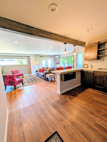 Lakeside Park Retreat · Patio, Grill, Kitchen -2 Bedroom, 1 Bath. Enjoy stair-free living, a full kitchen, private patio with grill, and easy access to Slidewaters, wineries, and downtown Chelan.